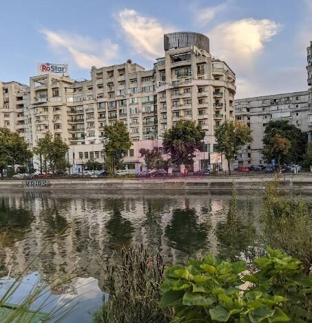 Vanzare apartament de 4 camere in zona bd Unirii-Casa Poporului